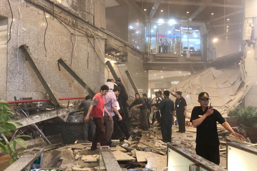 SRUŠIO SE CEO SPRAT: Pod u zgradi berze KOLABIRAO, povređeno 28 ljudi! (VIDEO)