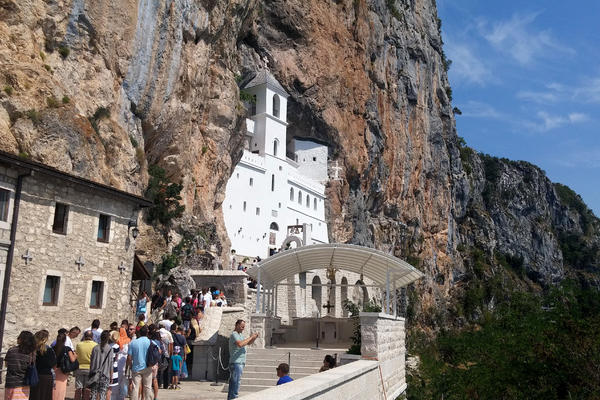 MORATE POŠTOVATI STROGA PRAVILA AKO KRENETE U ČUDOTVORNI MANASTIR OSTROG: Jedna stvar je POSEBNO ZABRANJENA!