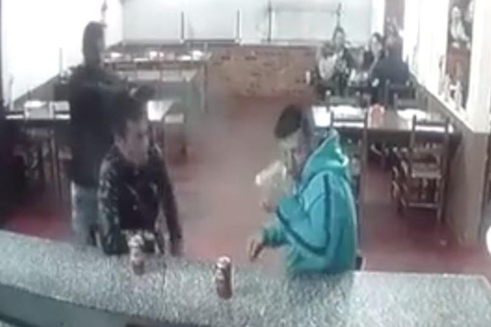OPUŠTENO JE UŠETAO U BAR I UPUCAO ČOVEKA: Jezivi snimak brazilskog PLAĆENOG UBICE šokirao svet! (UZNEMIRUJUĆI VIDEO)