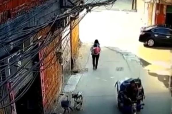 BEZBRIŽNO JE ŠETALA S UNUKOM, PA SE SRUŠILA NA ZEMLJU: Neverovatno je šta joj je palo na glavu! (VIDEO)