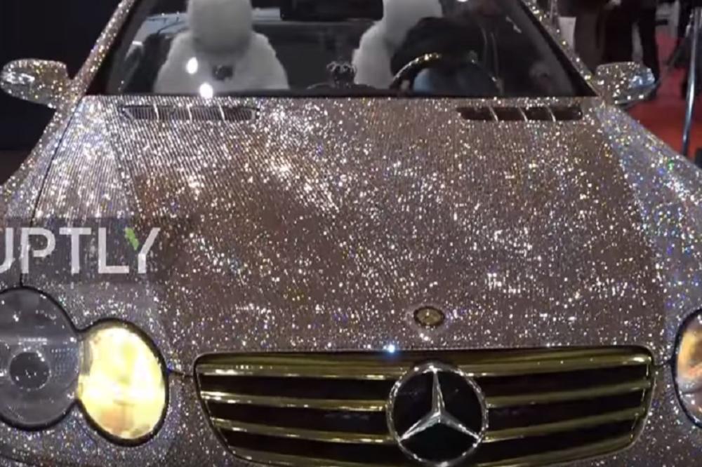 Toliko šljašti da ga je teško voziti! Mercedes OBLOŽEN SVAROVSKI KRISTALIMA će vas naterati DA ZINETE OD ČUDA! (VIDEO)