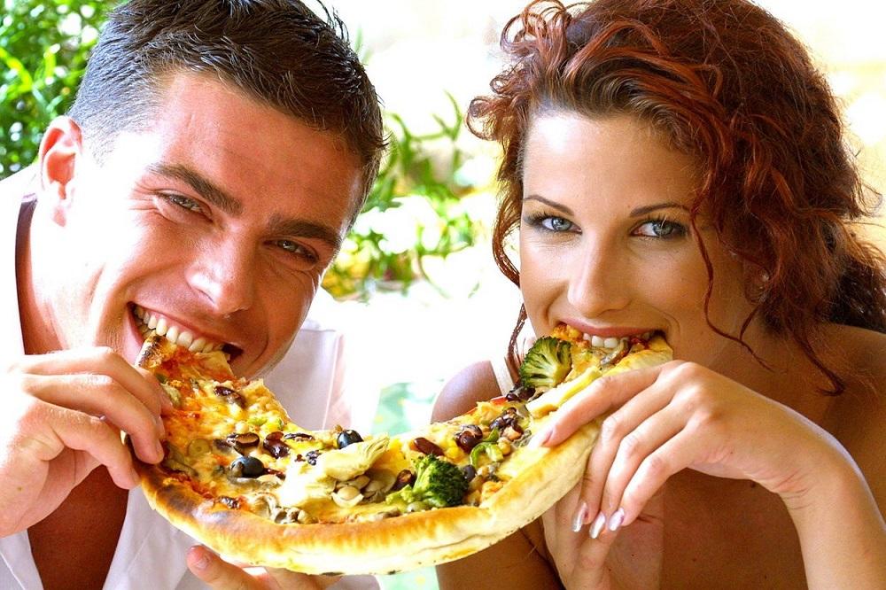 Dečko i devojka jedu zajedno