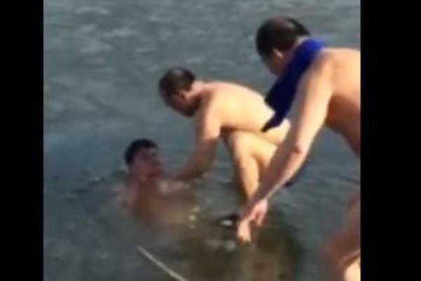 PROMAŠIO CELU RUPU: Ovaj čovek je bio na ivici života i smrti, sva sreća pa su mu tu bili HRABRI PRIJATELJI! (VIDEO)