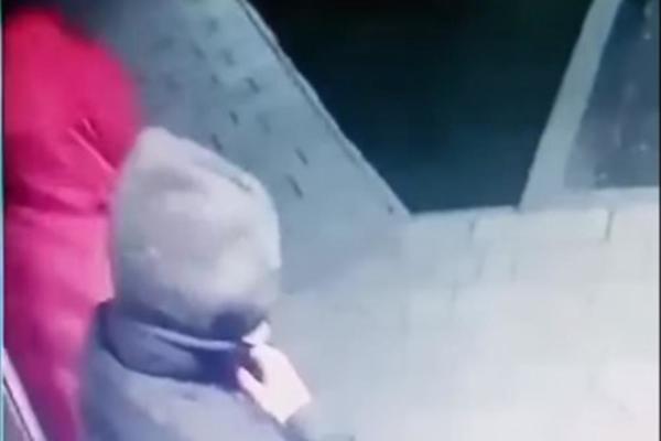 MISLILI DA IH NIKO NE GLEDA! Ovako izgleda kad lopovi slučajno naprave selfi! (VIDEO)