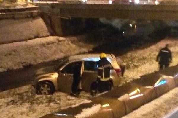 DRAMATIČAN UDES U KRAGUJEVCU: Cela porodica završila u LEPENICI, još metar i UPALI BI U REKU! (FOTO)