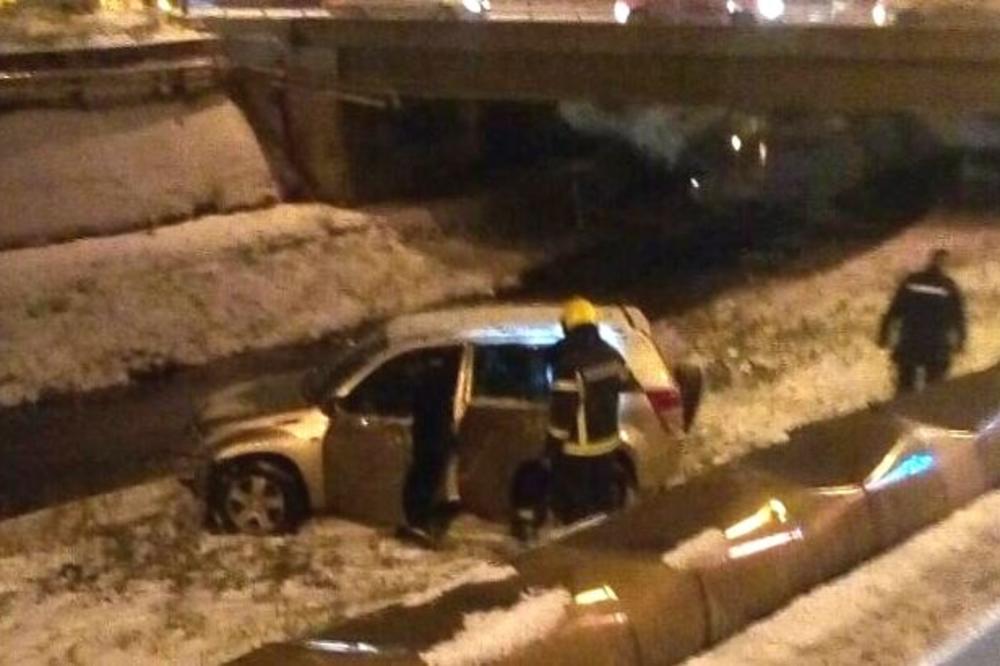 DRAMATIČAN UDES U KRAGUJEVCU: Cela porodica završila u LEPENICI, još metar i UPALI BI U REKU! (FOTO)