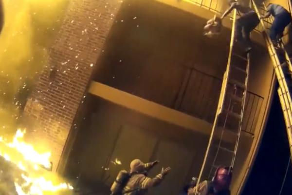 ZGRADA JE GORELA I RODITELJI SU BACILI DETE SA BALKONA: A onda je ovaj hrabri VATROGASAC uradio nešto neverovatno! (VIDEO)