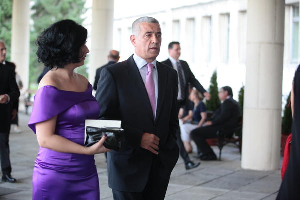 POSLEDNJA PORODIČNA FOTKA OLIVERA IVANOVIĆA: Zaledićete se kad pročitate poruku koju su uputili Srbima za Novu godinu (FOTO)