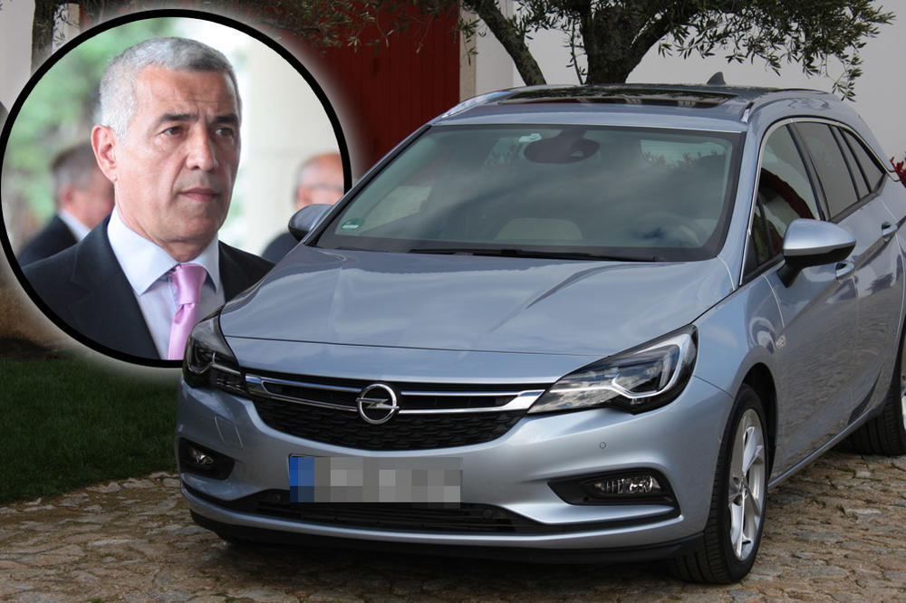 ZAPALJENA OPEL ASTRA IZ KOJE JE PUCANO NA OLIVERA IVANOVIĆA: Ubice političaru pucale 5 puta u leđa!
