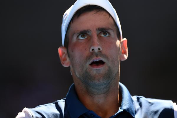 NOLE, MOŽE LI TO MALO BRŽE? MORAM DA SKOKNEM PO PIVO! Tribine umalo da se sruše od smeha zbog komentara navijača na Đokovićevom meču! (VIDEO)