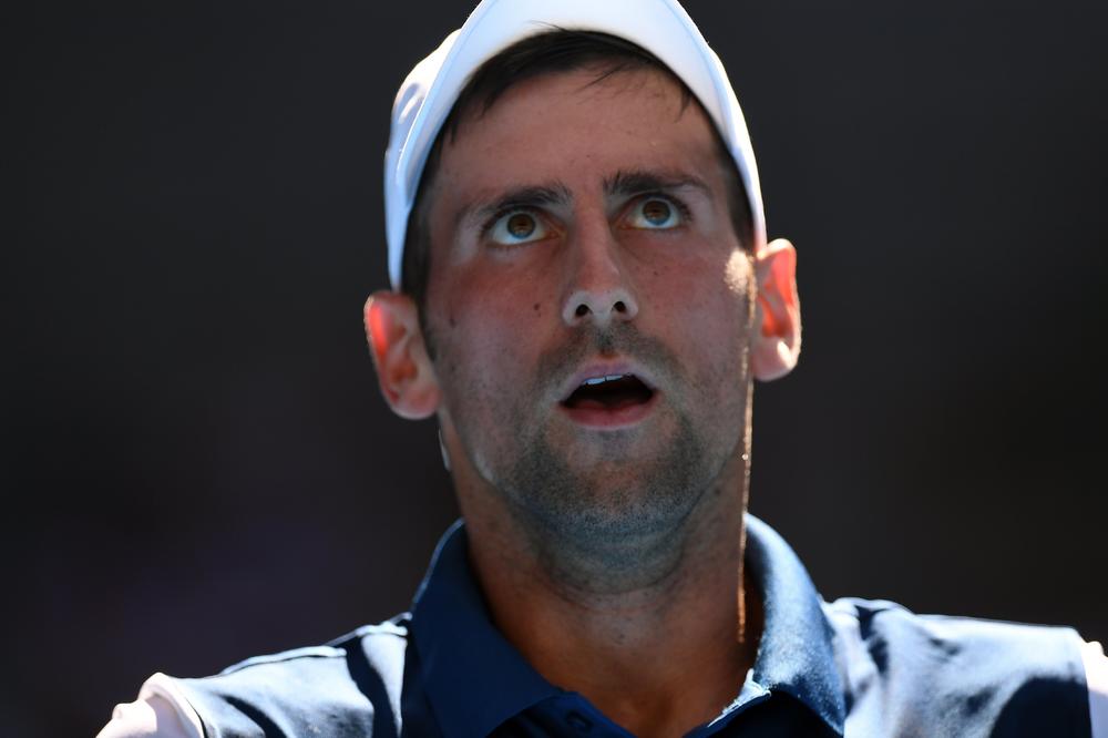 NOLE, MOŽE LI TO MALO BRŽE? MORAM DA SKOKNEM PO PIVO! Tribine umalo da se sruše od smeha zbog komentara navijača na Đokovićevom meču! (VIDEO)