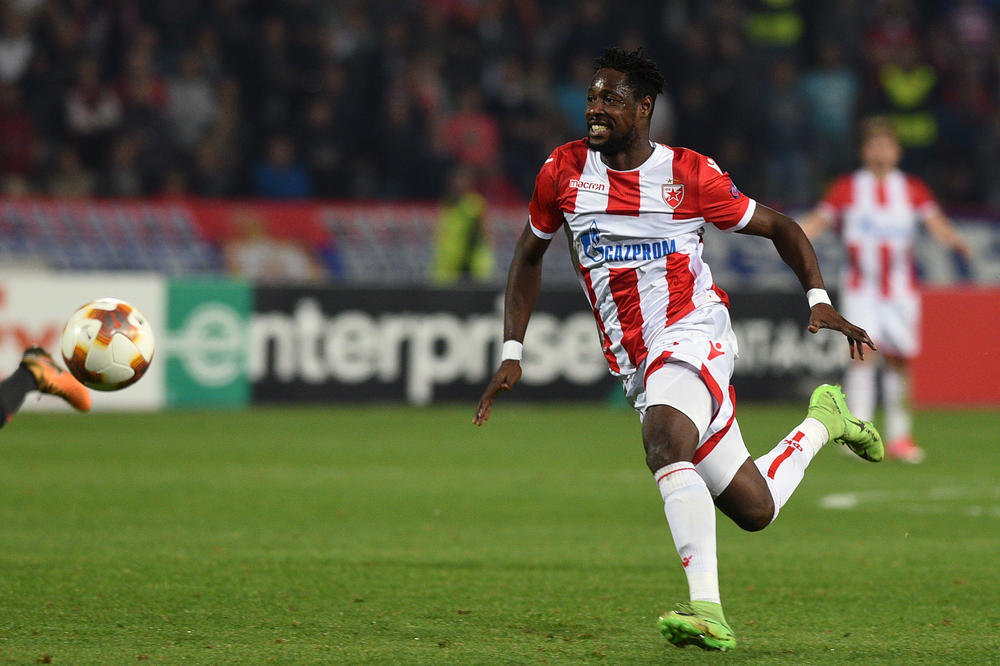 ZVEZDU VEĆI MALER NIJE MOGAO DA SNAĐE: Dok se čeka da li ide ili ostaje, Boaći se teže povredio! Morali da ga iznesu s terena!