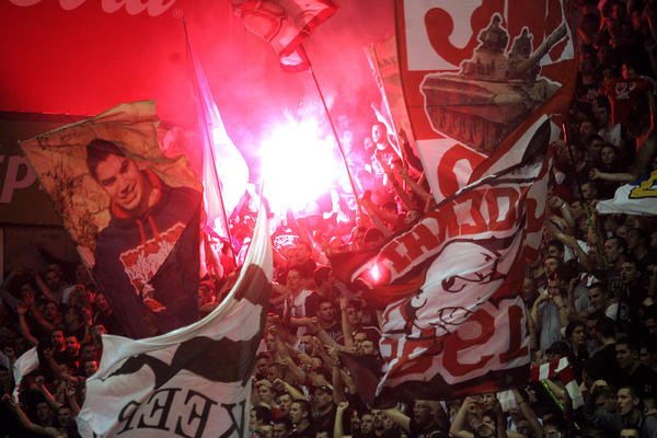 DELIJE PRESRELE NAVIJAČE GALATASARAJA: Bejzbolkama izvršena otimačina, a plenom se pohvalili na Jagodin rođendan!