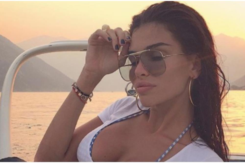 UTEGLA IH, SAMO ŠTO NE PRSNU: Najzgodnija žena fudbalera u NIKAD PROVOKATIVNIJEM IZDANJU! Muškarci popadali u nesvest!