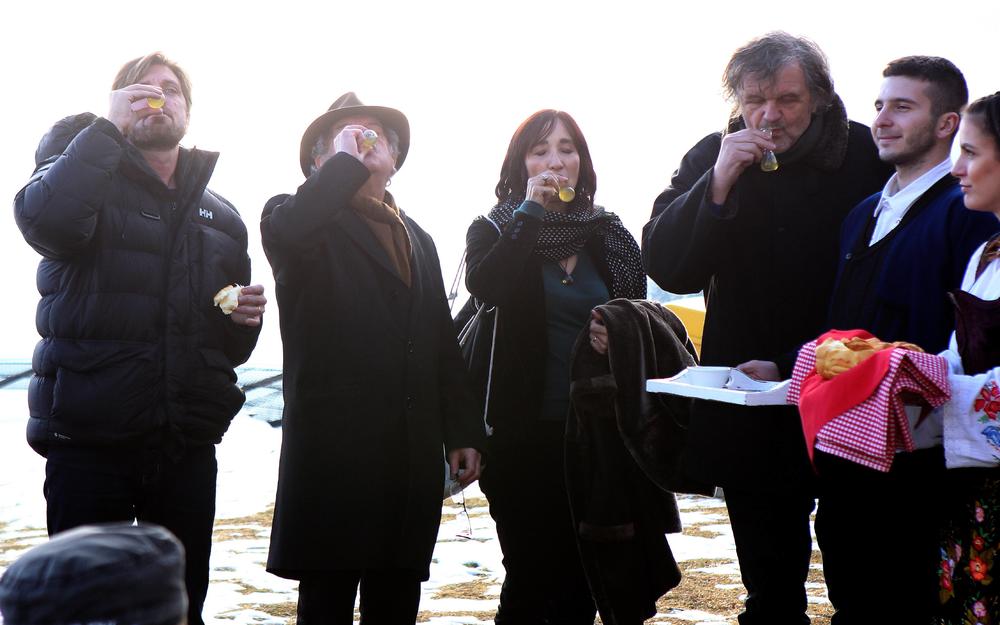 Valjalo je prvo da se nazdravi