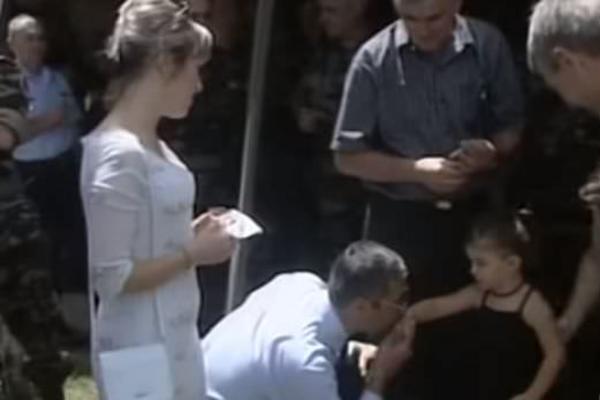 ZBOG OVOG SU GA VOLELI I SRBI I ALBANCI: Fotka Olivera Ivanovića i ćerkice albanskog političara koja topi i najtvrđa srca!