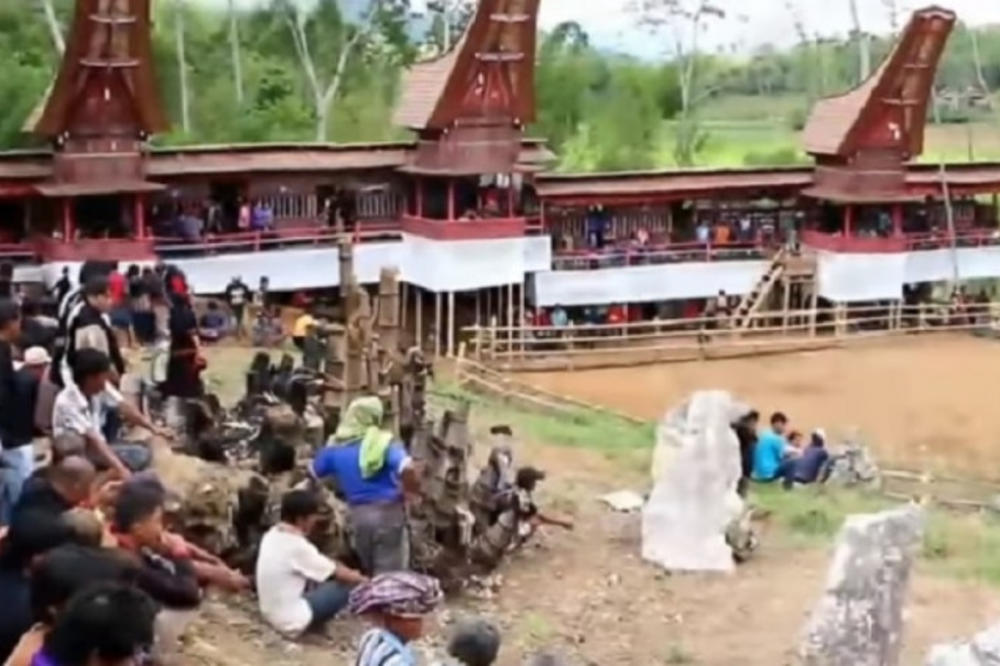 ŽIVE SA MRTVIMA JER IH POŠTUJU! U ovom selu svoje preminule vode u šetnju, oblače, pale im cigare! (VIDEO)