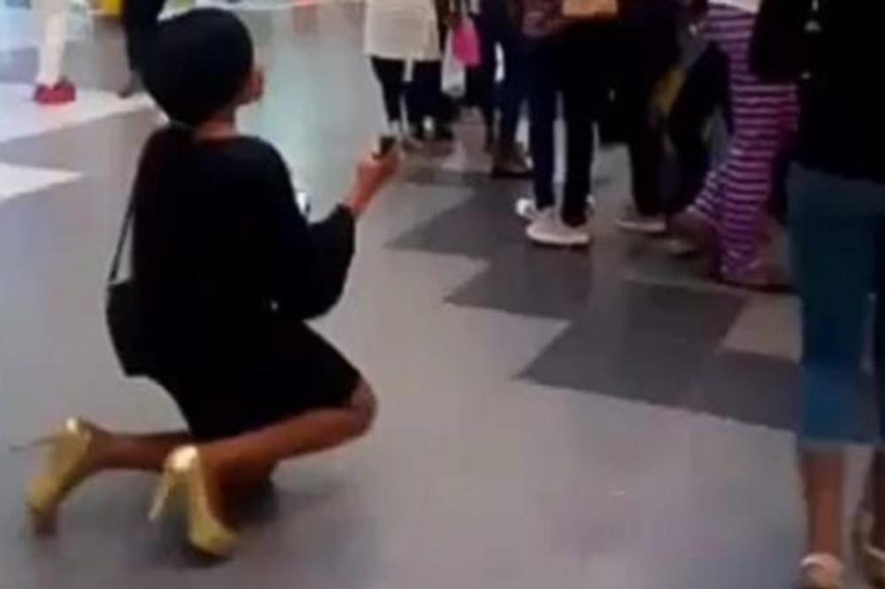 KLEKNULA JE NA JAVNOM MESTU! Devojka je zaprosila svog muškarca, a onda isplakala gorke suze! (VIDEO)