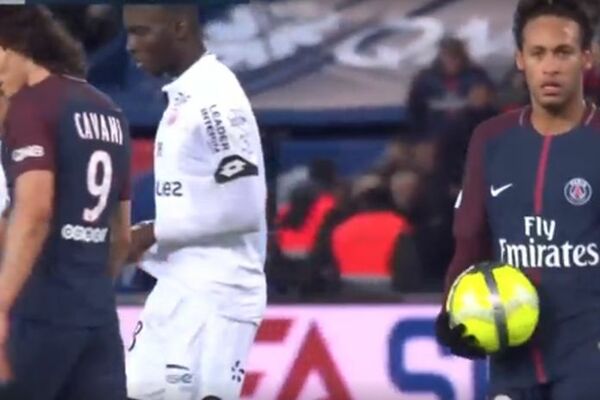 Nejmare, strašan si igrač, ali si užasan čovek! Neka te je sramota zbog onog što su uradio Kavaniju! (VIDEO)