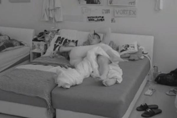 PERVERZIJE DO BOLA, ZABORAVILI NA KAMERE! Luna do jutra lizala Slobi - Razumemo da neko to voli, ali mi ništa odvratnije skoro nismo videli! (VIDEO)