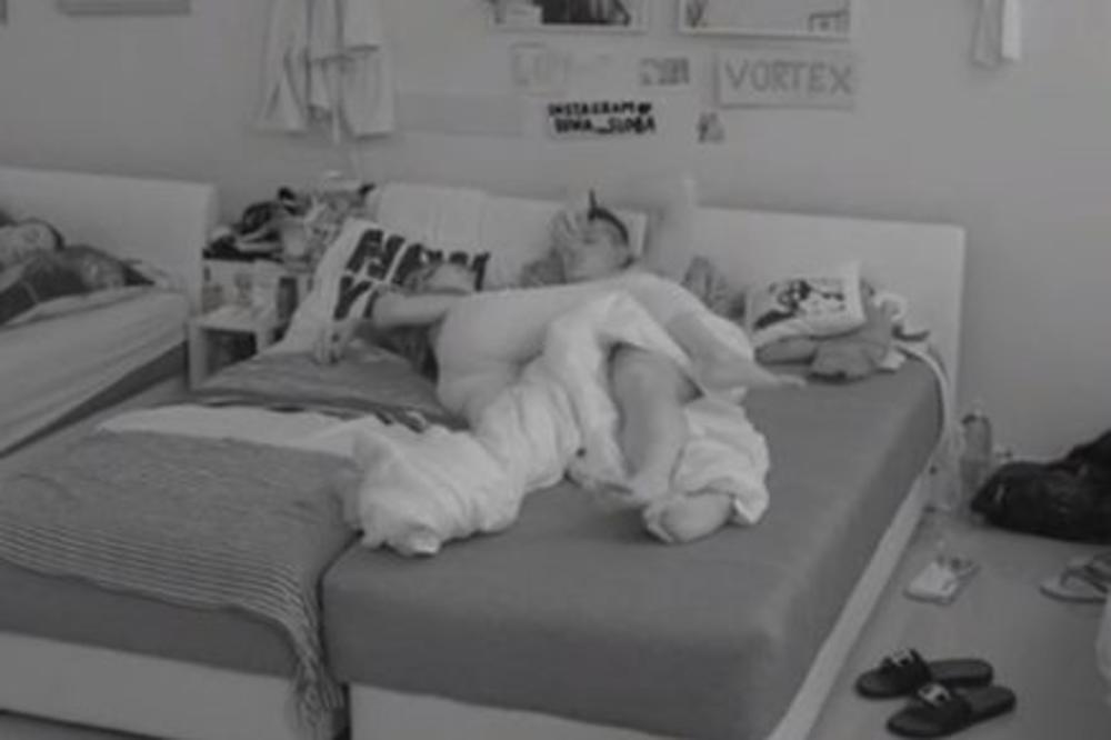 PERVERZIJE DO BOLA, ZABORAVILI NA KAMERE! Luna do jutra lizala Slobi - Razumemo da neko to voli, ali mi ništa odvratnije skoro nismo videli! (VIDEO)