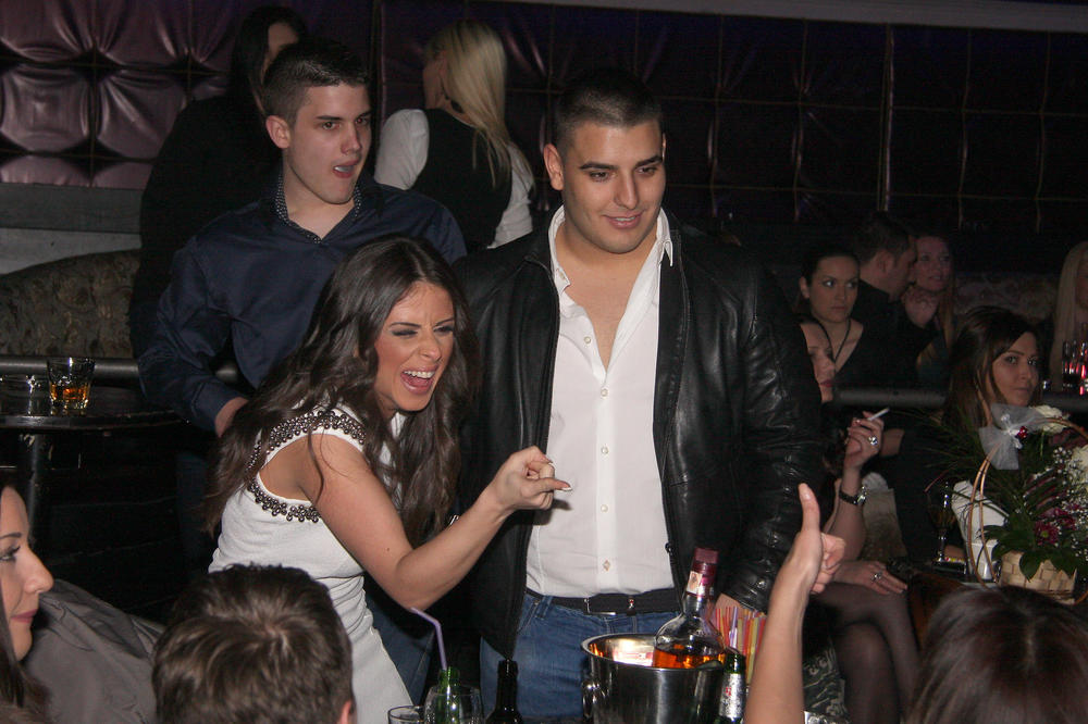 PA DOBRO LJUDI, DA LI JE OVO NORMALNO?! Ana Sević i Darko Lazić tuže NJEGOVU BABA MILKU SA SELA! (FOTO)