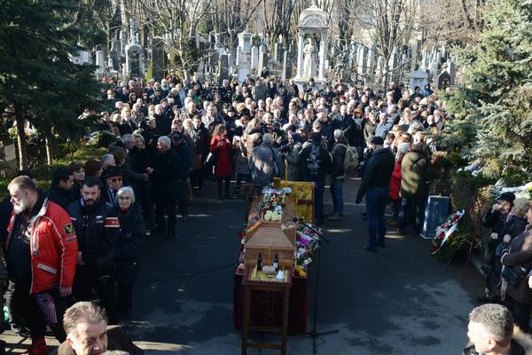 DA LI JE OVO NAJTUŽNIJA FOTKA POSLE SAHRANE OLIVERA IVANOVIĆA? Njegov sin nosi poruku koja će pocepati i najtvrđa srca (FOTO)