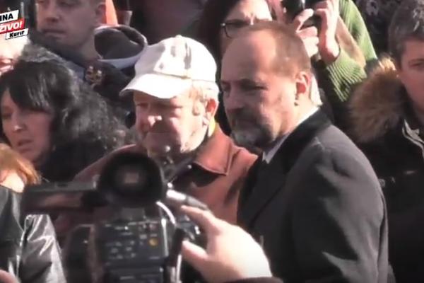 CIRKUS NA SAHRANI OLIVERA IVANOVIĆA: Saša Janković pored ožalošćene porodice pozirao fotografima! (VIDEO)