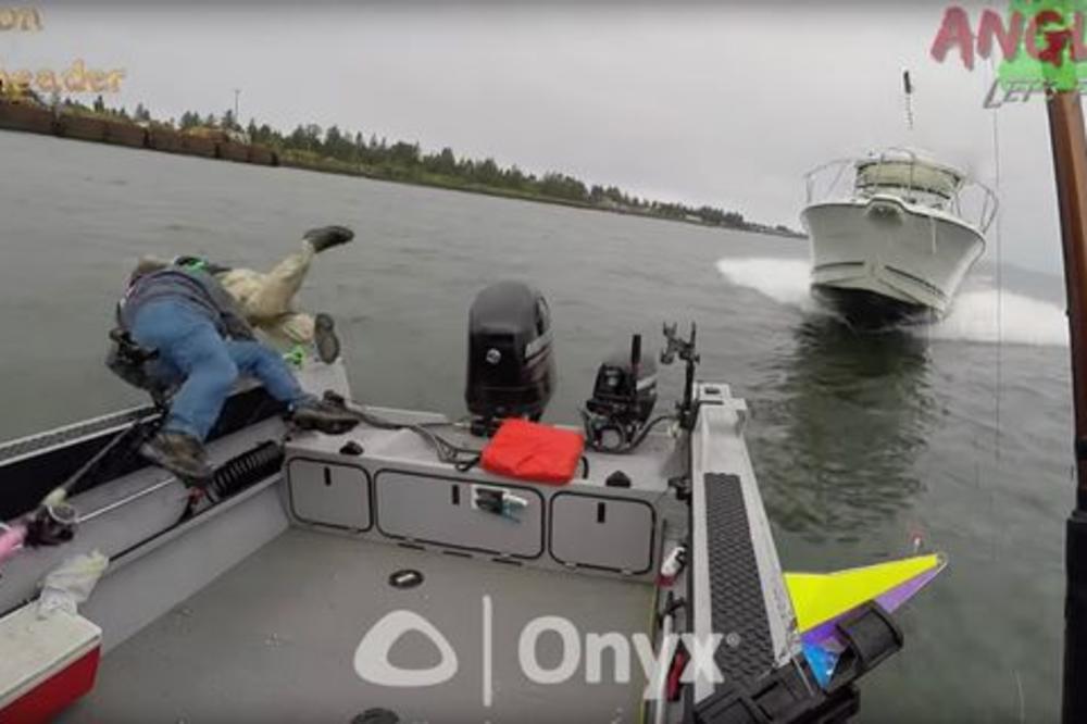 OGROMAN BROD U PUNOJ BRZINI JURIO JE KA MALOM ČAMCU: Ribare je tek tad uhvatila PANIKA! (VIDEO)