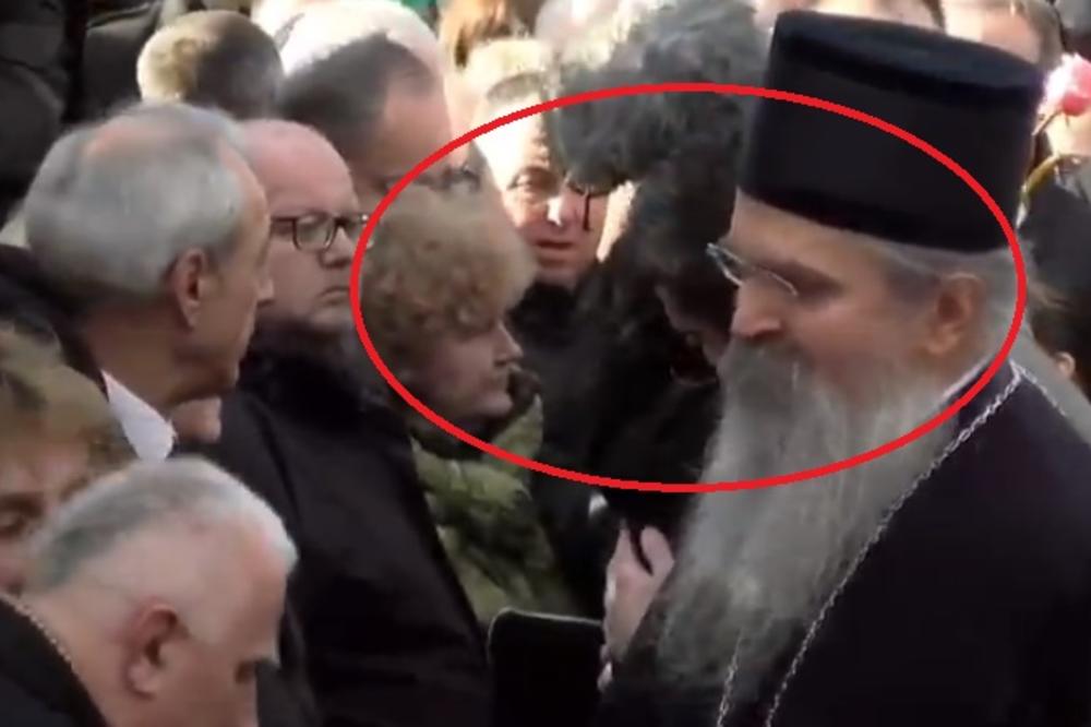 NAJEMOTIVNIJI TRENUTAK OLIVEROVOG ISPRAĆAJA: Milena je Šapiću pala u zagrljaj i dugo plakala (FOTO)