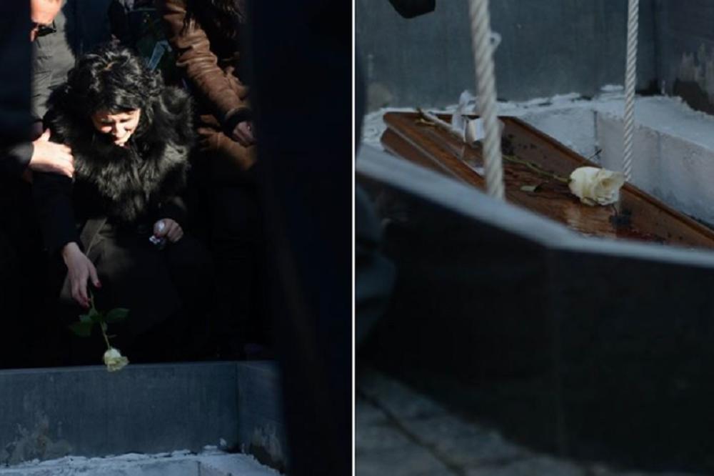 NAJPOTRESNIJI TRENUTAK SA SAHRANE: Kovčeg sa Oliverovom telom spuštaju u grob, MILENA NEUTEŠNA! (VIDEO)