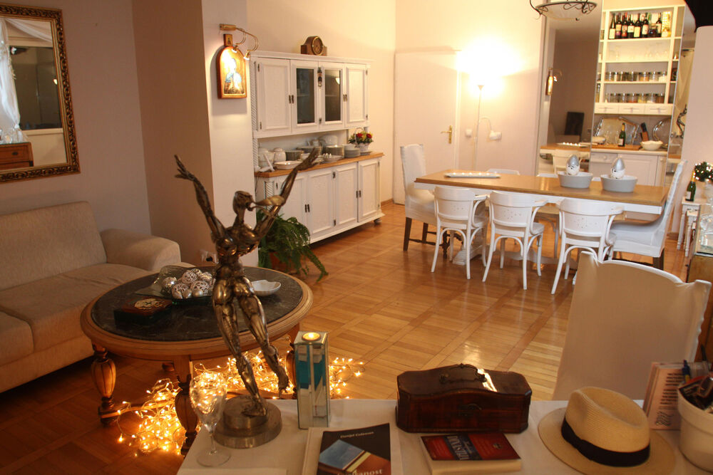 Dnevna soba prepuna antikviteta