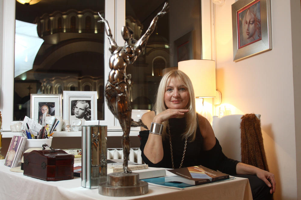 LUKSUZAN STAN SA POGLEDOM NA HRAM: Dom Vesne da Vinče prepun je antikviteta i skupocenih slika, a SPAVAĆU SOBU kao njenu niste u životu videli! (FOTO)