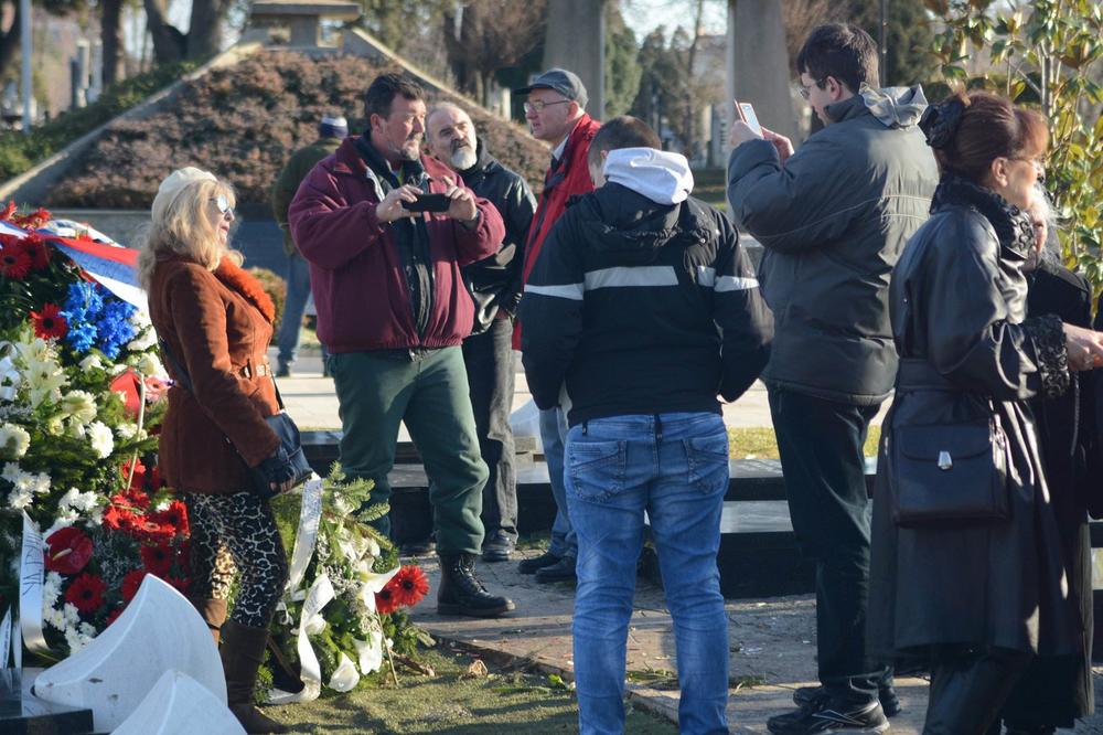 SRAMOTA! Mira Lutkarka se slikala pored groba Olivera Ivanovića i pozirala! Građani zaprepašćeni! (FOTO)