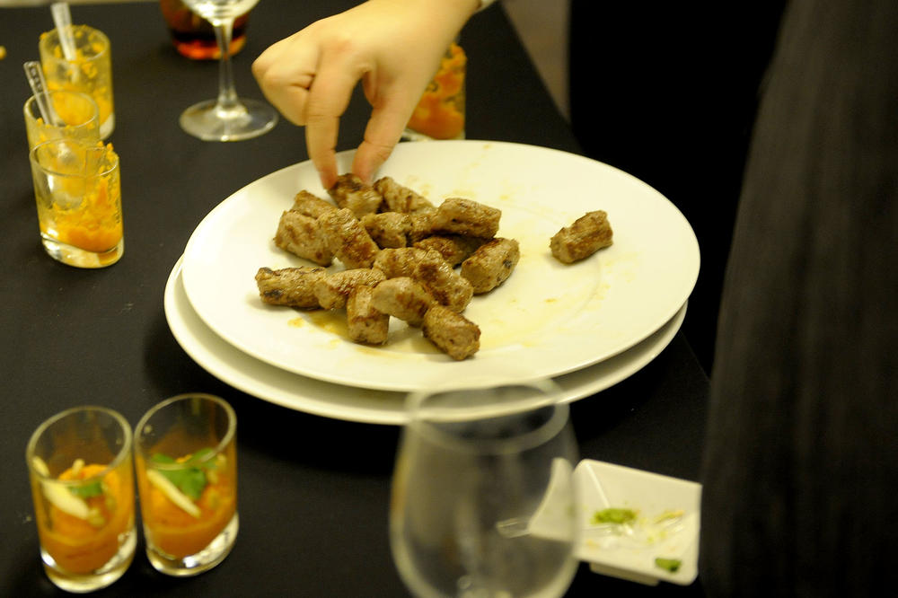 150 evra dnevno! 172.000 čevapčića godišnje! OVOLIKO NOVCA VRANJSKA VLAST DAJE NA REPREZENTACIJU!