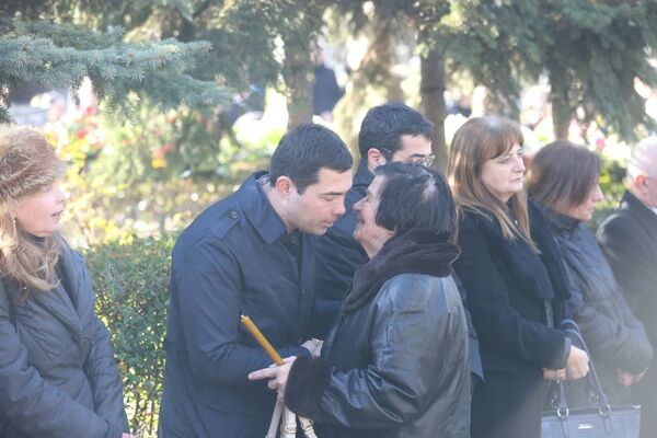 OVO JE PRVA ŽENA OLIVERA IVANOVIĆA: Stajala je uz svoje sinove i sa suzama u očima ispratila bivšeg supruga (FOTO)