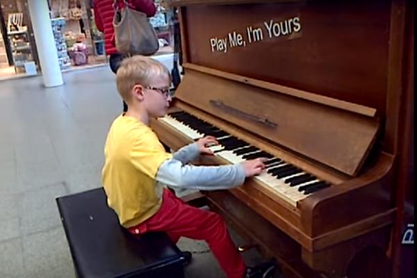 MALI DŽEJ IMA 8 GODINA I KAD SVIRA KLAVIR, LJUDI PLAČU: On je zvezda Londonske železničke stanice! (VIDEO)