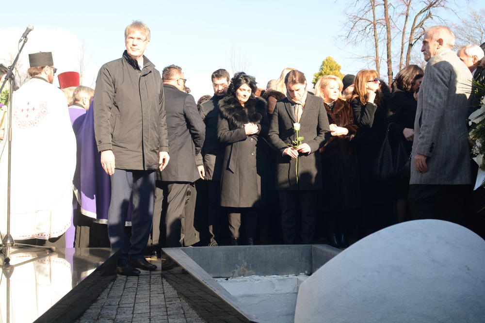SAŠU JANKOVIĆA SU UNIŠTILI ZBOG POZIRANJA NA SAHRANI OLIVERA IVANOVIĆA: A šta tek reći za klečanje Ane Brnabić i Marka Đurića? (FOTO)