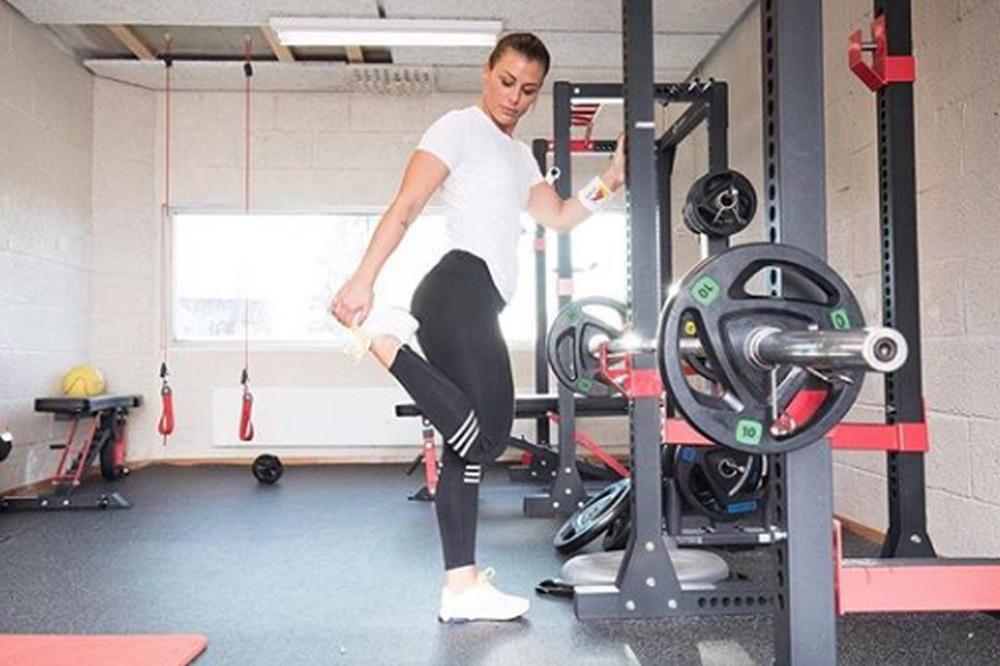 HALTERI, ČIPKA I POTPUNA GOLOTINJA: Procurele eksplicitne fotke norveške igračice, koje su razmenjivali igrači pred meč sa Srbijom! (FOTO 18+)