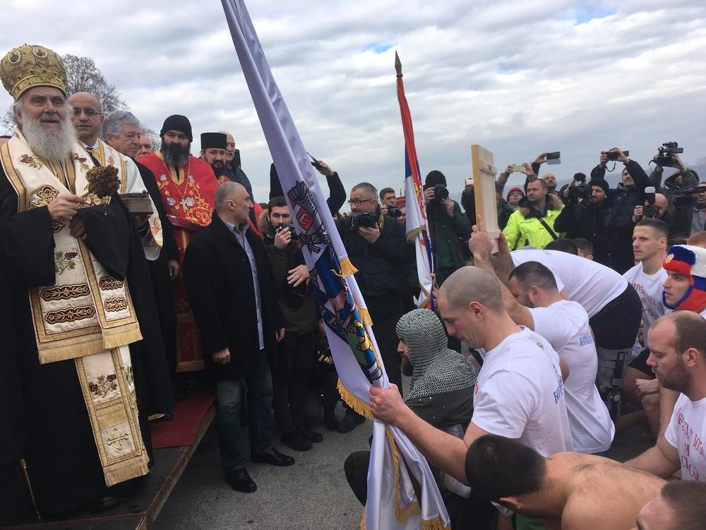 Patrijarh irinej i plivači na Zemusnkom keju / plivanje za časni krst