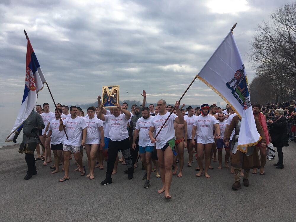 Plivači na Zemunskom keju / plivanje za časni krst