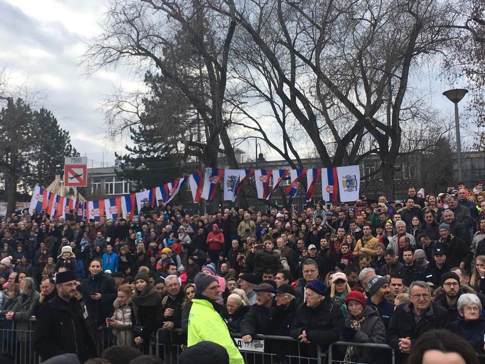 Publika na plivanju za časni krst u Zemunu
