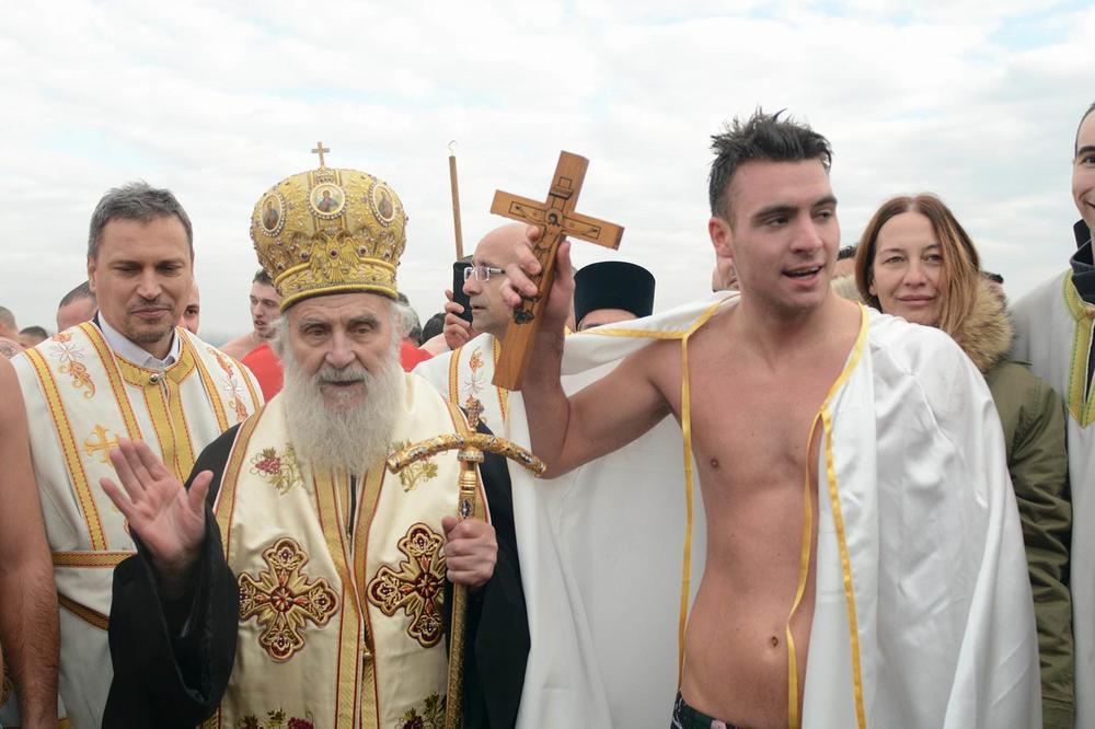 UROŠ (20) IZ BEOGRADA PRVI DOPLIVAO DO KRSTA! Ovako je proteklo bogojavljensko plivanje u Zemunu (FOTO) (VIDEO)