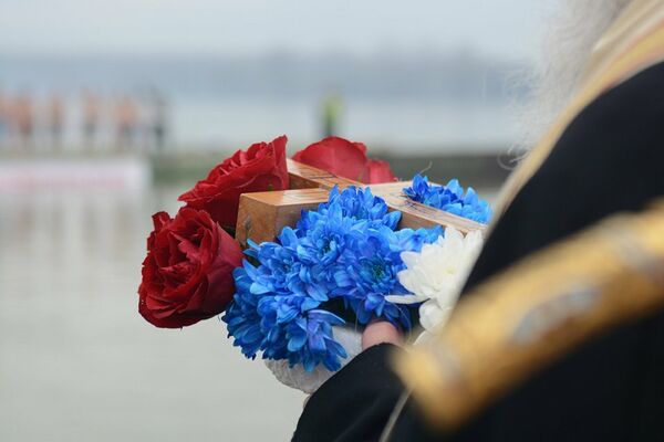 ZNATE LI ZAŠTO SE PLIVA ZA ČASNI KRST? Bliži se BOGOJAVLJENJE, a mnogi ne znaju kako je nastao ovaj VAŽAN OBIČAJ