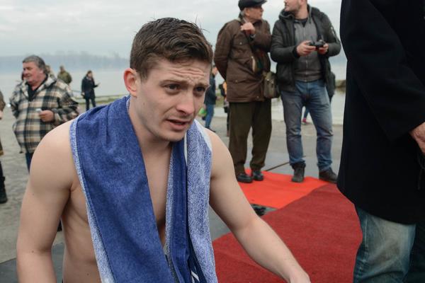 POLJAK JE JEDINI STRANAC KOJI JE DANAS PLIVAO ZA KRST U ZEMUNU: Zašto je izabrao baš Srbiju? (VIDEO)