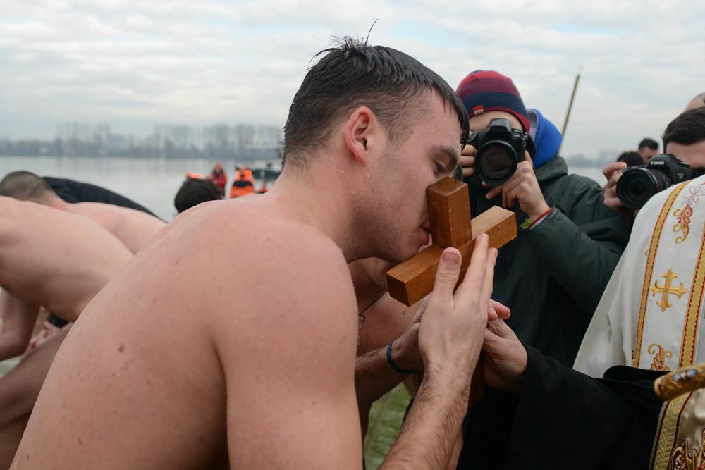 Urroš Radulović prvi doplivao do krsta