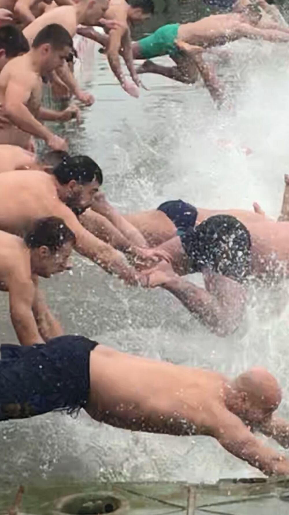 Boban Rajović plivao za Časni krst