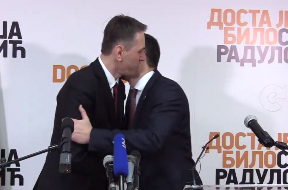 Zagrljaj koji može da parira onom od Stefanovića i Vučića