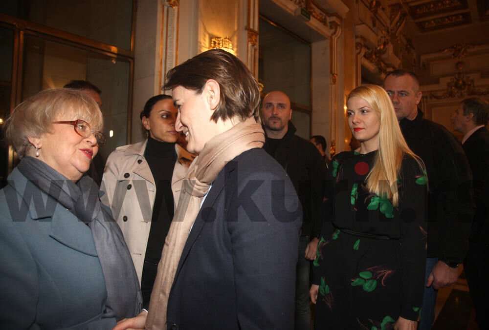 ANA BRNABIĆ SA DEVOJKOM