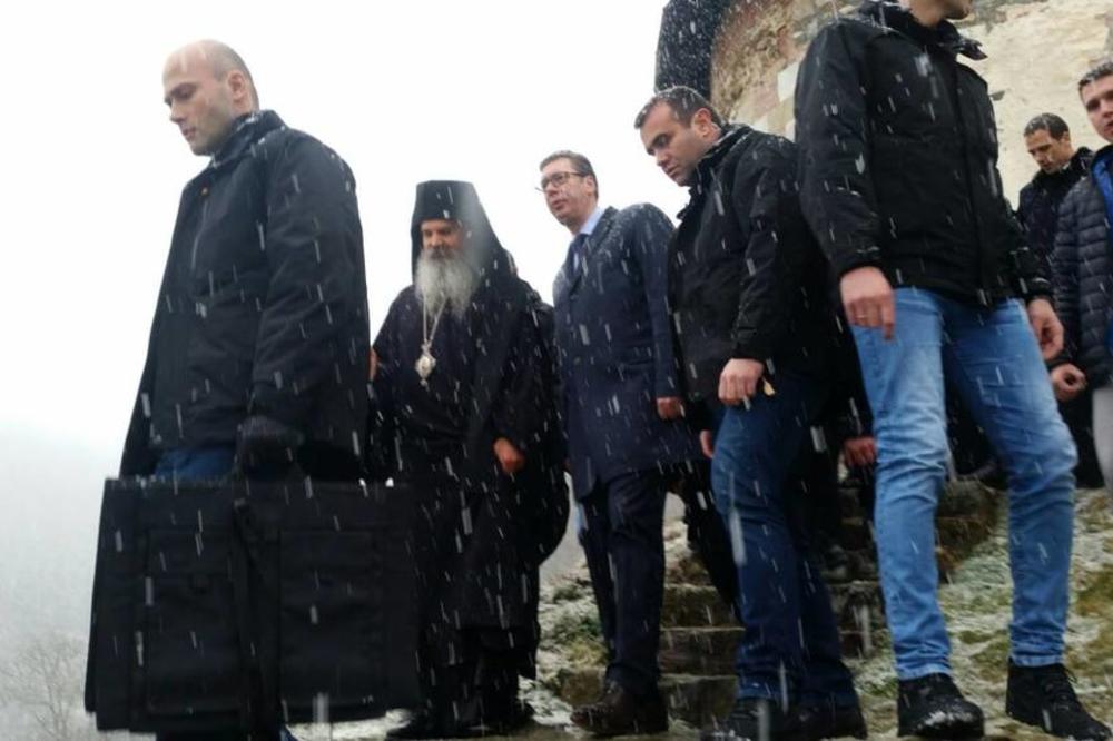 VUČIĆ DOČEKAN NA KOSOVU UZ ZVONA MANASTIRA: Srbi moraju da ostanu i opstanu (VIDEO)